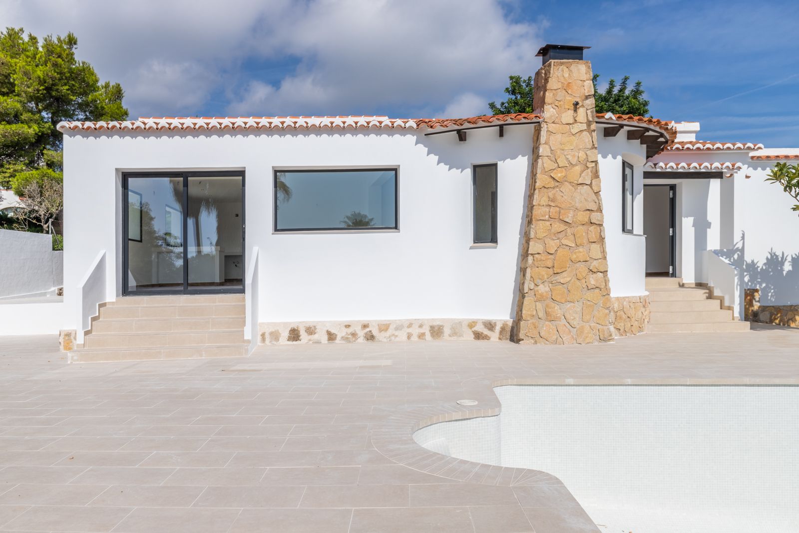Impresionante villa de 4 dormitorios totalmente renovada en venta en Jávea Balcón al mar